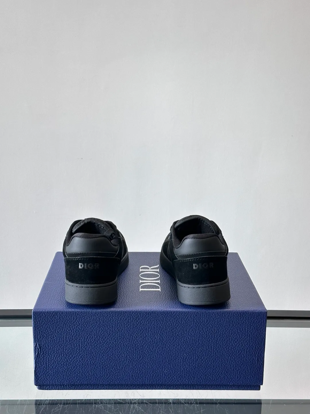 Men's shoes 💰p400 "DIO＊" low-top B27 casual sports shoes, this B27 low-top B27 Dio*'s classic item comes from the DIOR.TEARS joint series. Carefully crafted from first-grain cowhide, it is decorated with laser-drawn Oblique prints and is layered with cotton styling details to display the 💰peace Sign pattern from the Dio*Tears collaboration series. It is paired with white Oblique Galaxy print-effect leather panels to enhance the style. The two-tone rubber sole, tongue and backside feature the Dior Tears logo, CD Icon eyelets and rich classic details. Elevate any outfit and pair with other Dior Tears pieces for matching looks. Size: 38-44